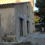Dans la commune de Mornas, au pied de son imposante forteresse médiévale, une rénovation de façade a été menée pour redonner tout son éclat à une habitation. Ce projet s’est distingué par un enduit mixte, combinant un effet pierre authentique et un rendu lisse couleur sable, afin de préserver le cachet du bâti tout en lui apportant une protection optimale contre les agressions extérieures. L’objectif de cette intervention était double : sublimer l’architecture de la maison en jouant sur les textures et harmoniser la façade avec l’environnement provençal. Grâce à un travail méticuleux et un choix de matériaux adaptés, ce ravalement a permis d’offrir un résultat esthétique et durable. Retour sur les étapes clés de cette réalisation.