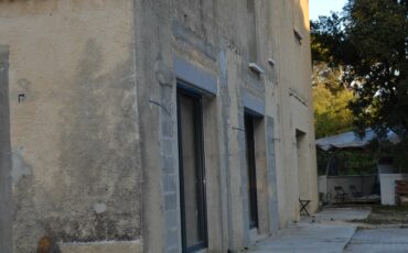 Dans la commune de Mornas, au pied de son imposante forteresse médiévale, une rénovation de façade a été menée pour redonner tout son éclat à une habitation. Ce projet s’est distingué par un enduit mixte, combinant un effet pierre authentique et un rendu lisse couleur sable, afin de préserver le cachet du bâti tout en lui apportant une protection optimale contre les agressions extérieures. L’objectif de cette intervention était double : sublimer l’architecture de la maison en jouant sur les textures et harmoniser la façade avec l’environnement provençal. Grâce à un travail méticuleux et un choix de matériaux adaptés, ce ravalement a permis d’offrir un résultat esthétique et durable. Retour sur les étapes clés de cette réalisation.