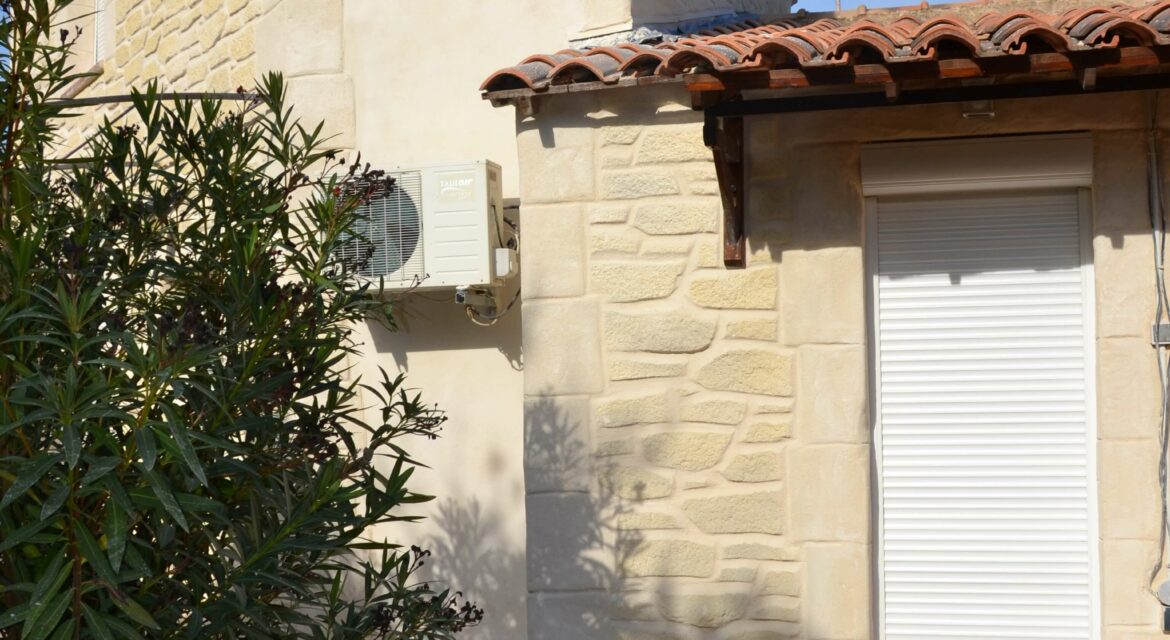 Ravalement de façade en enduit imitation pierre à Pourrières