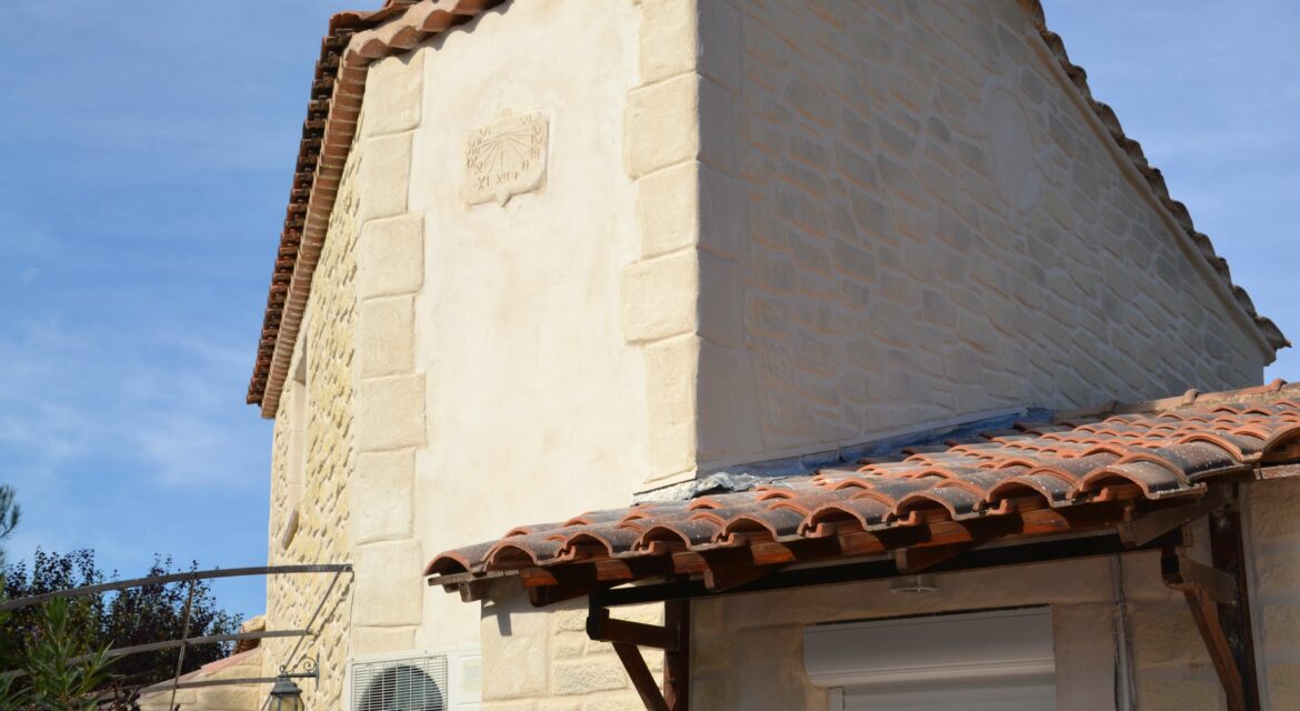 Ravalement de façade en enduit imitation pierre à Pourrières