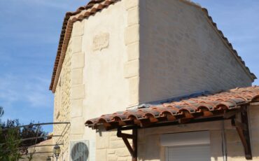 Ravalement de façade en enduit imitation pierre à Pourrières