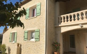 Ravalement de façade en enduit imitation pierre à Saint-Victor-de-Malcap