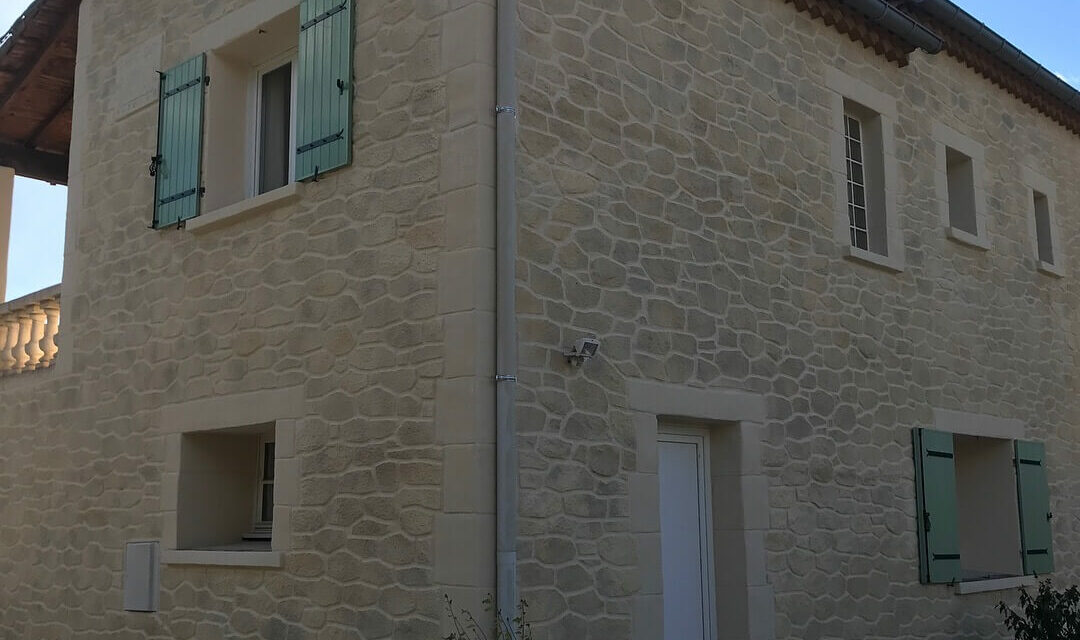 Ravalement de façade en enduit imitation pierre à Saint-Victor-de-Malcap