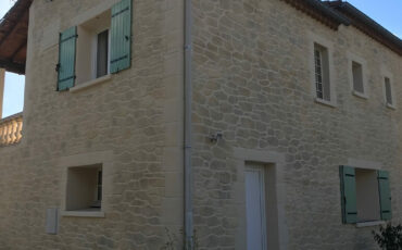 Ravalement de façade en enduit imitation pierre à Saint-Victor-de-Malcap